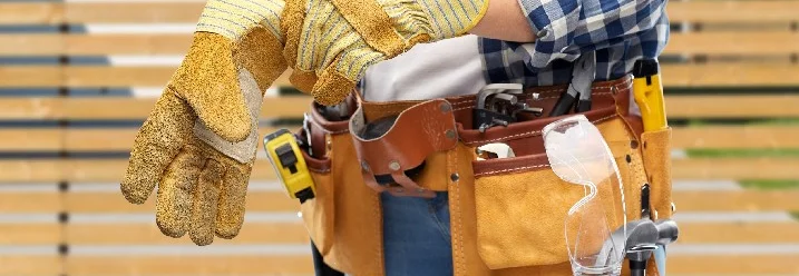 Person zieht Arbeitshandschuhe an